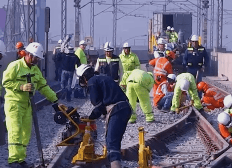 Catenary truck working in Mérida, México